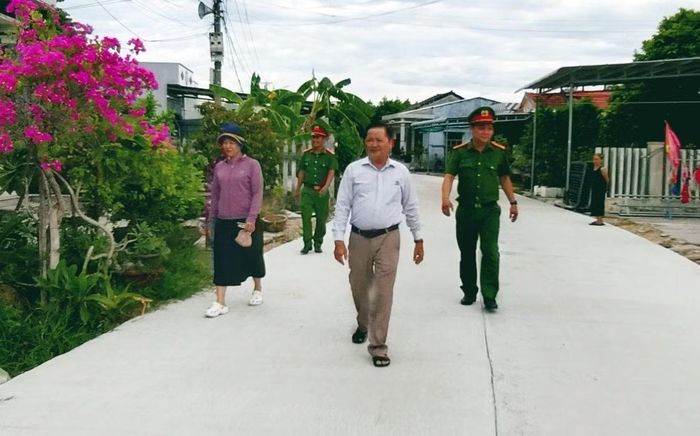 Hàng chục tuyến đường giao thông nông thôn tại xã Xuân Phú đã được bê tông hóa nhờ vào việc người dân hiến đất, mở đường.