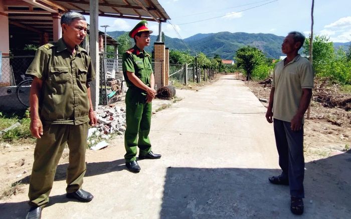 Công an xã Thượng Đức thăm hỏi, trò chuyện với người dân tại tổ 7, thôn Đại Mỹ về việc hiến đất, mở rộng tuyến ĐX3.