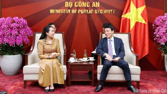 Bộ trưởng Lương Tam Quang chúc mừng bà Touch Sopharath được bổ nhiệm làm Đại sứ Vương quốc Campuchia tại Việt Nam.