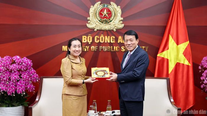Bộ trưởng Lương Tam Quang tặng quà lưu niệm tân Đại sứ Touch Sopharath.