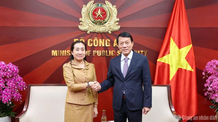 Bộ trưởng Lương Tam Quang chúc tân Đại sứ Touch Sopharath có nhiệm kỳ công tác thành công tại Việt Nam.