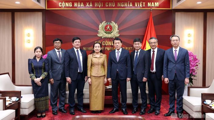 Bộ trưởng Lương Tam Quang và tân Đại sứ Touch Sopharath cùng các đại biểu.