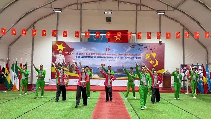 Các tiết mục văn nghệ mang đậm bản sắc văn hóa dân tộc do cán bộ, nhân viên Đội Công binh số 4 biểu diễn. (Ảnh: Thế Vững)