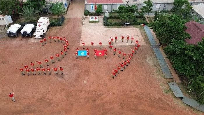 Sân Bệnh viện rực lên trong sắc áo đỏ sao vàng.