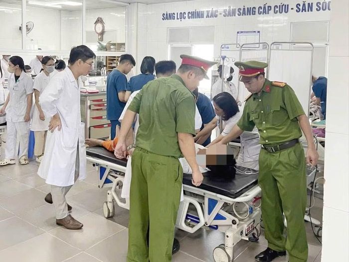 Anh C.Đ.N được chuyển đến Bệnh viện Đa khoa tỉnh Phú Thọ để cấp cứu.