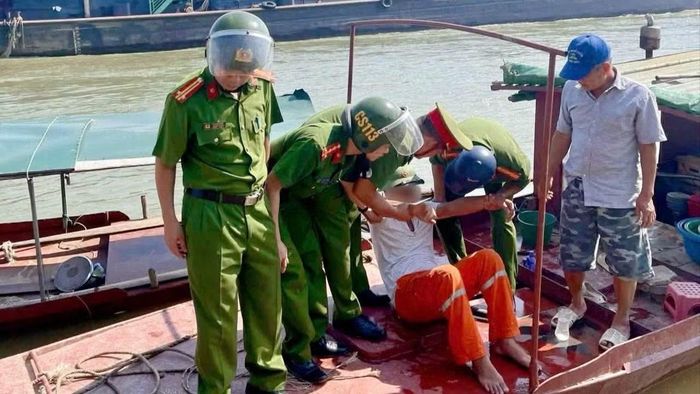 Tổ công tác Cảnh sát 113 phối hợp với người dân đưa nạn nhân lên bờ an toàn.