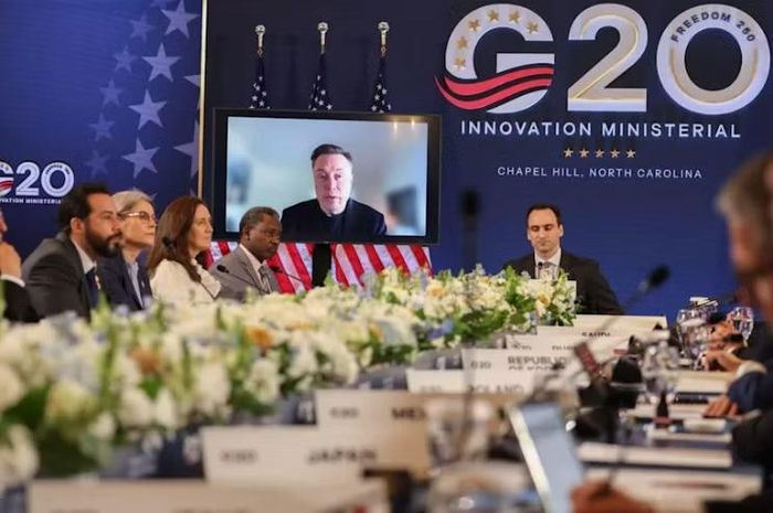 CEO Meta Mark Zuckerberg (trái) và CEO Tesla và Space X Elon Musk dự hội nghị trực tuyến. Ảnh: Reuters, Getty Images