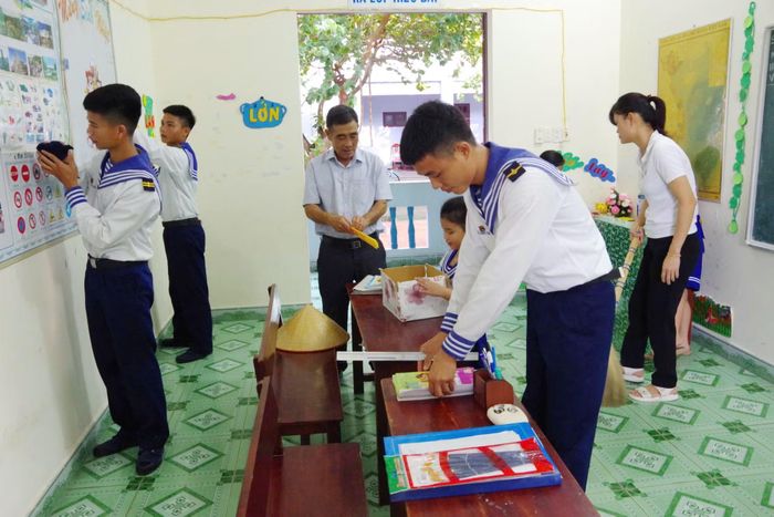  CBCS hải quân cùng giáo viên, phụ huynh và học sinh trang trí lớp học chuẩn bị khai giảng năm học mới. 