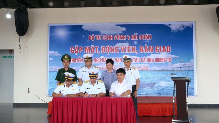 Bộ Tư lệnh Vùng 4 Hải quân cùng các đơn vị liên quan bàn giao 32 ngư dân cho chính quyền địa phương nơi nhóm ngư dân cư trú.