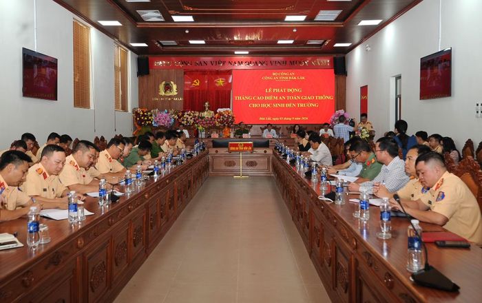 Các đại biểu tham dự buổi lễ phát động cao điểm.