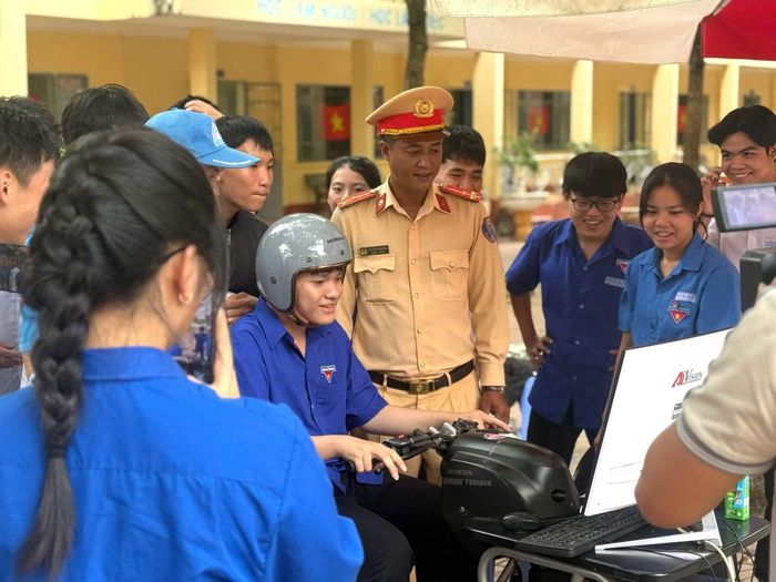 Cán bộ, chiến sĩ Phòng CSGT Công an Đắk Lắk hướng dẫn học sinh lái xe an toàn khi tham gia giao thông.