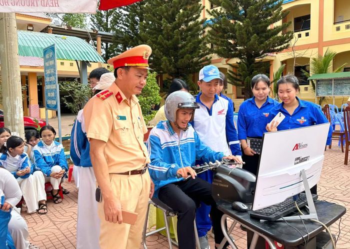 Lực lượng CSGT Công an Đắk Lắk phối hợp cùng nhà trường tổ chức hướng dẫn cho học sinh lái xe an toàn khi tham gia giao thông.