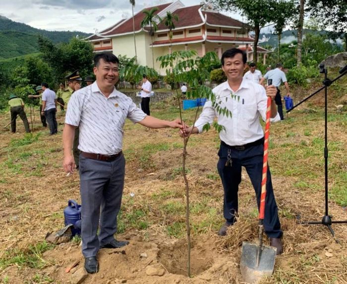  Cán bộ Quỹ BV và PTR Đà Nẵng hăng hái tham gia trồng, chăm sóc cây xanh. 