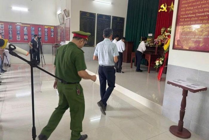  Các đại biểu dâng hương tại Khu di tích Ban Tổ chức Khu ủy - Khu V. 