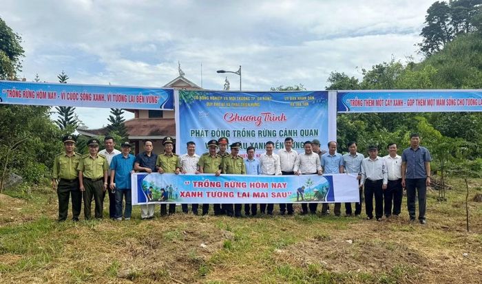  Các đại biểu tại buổi lễ phát động trồng rừng. 