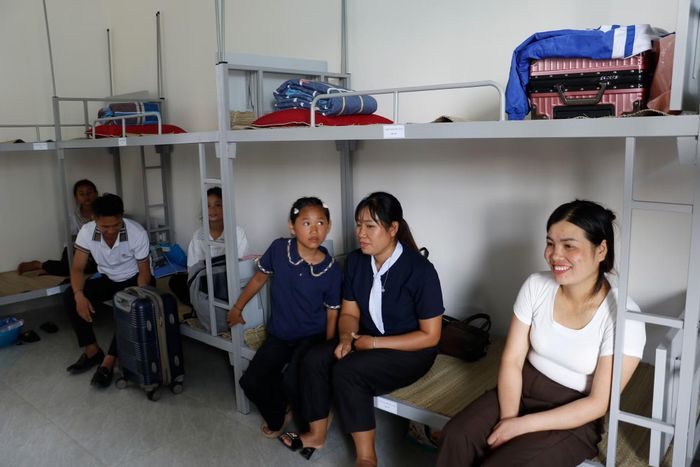 Niềm vui của học sinh và phụ huynh khi nhận phòng ở nội trú.