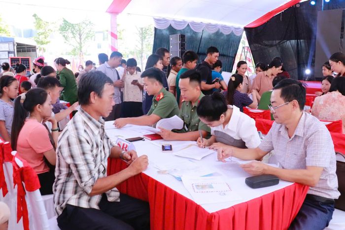  Phụ huynh đưa học sinh đến làm thủ tục nhập học. 