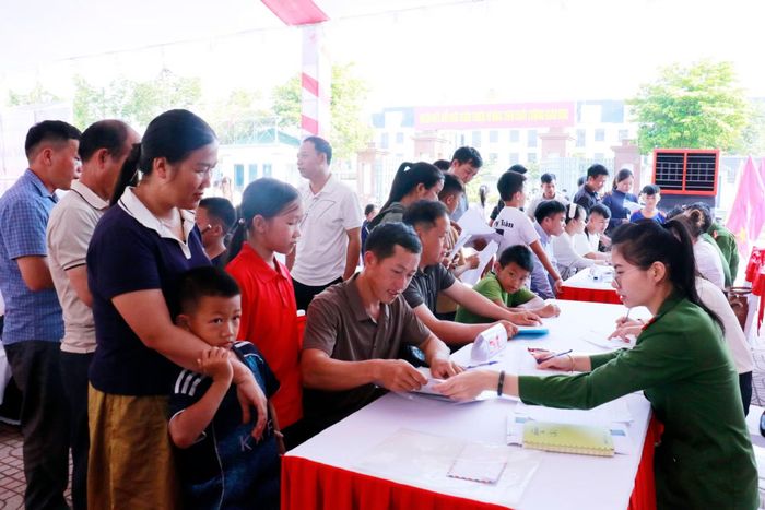Vợ chồng anh Lỳ Bá Phia và chị Lầu Y Mỹ làm thủ tục nhập học cho con gái.