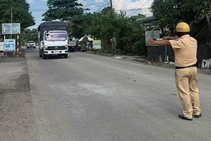 Đội CSGT số 1, Phòng CSGT Công an TP Hồ Chí Minh tăng cường kiểm tra, xử lý hành vi chuyển hướng không có tín hiệu với các phương tiện lưu thông trên đường.
