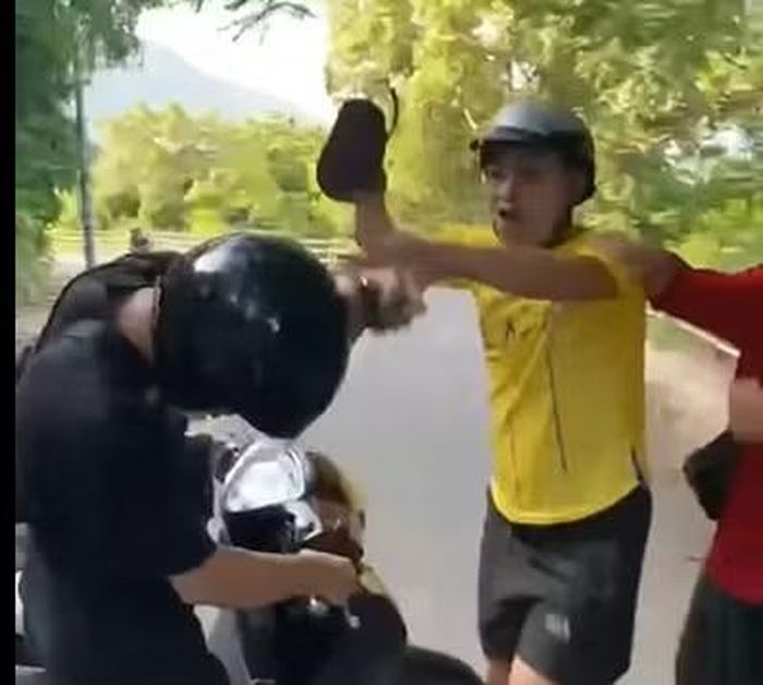 Hình ảnh Bùi Đức Đại dùng dép đánh người được ghi lại đưa lên mạng.