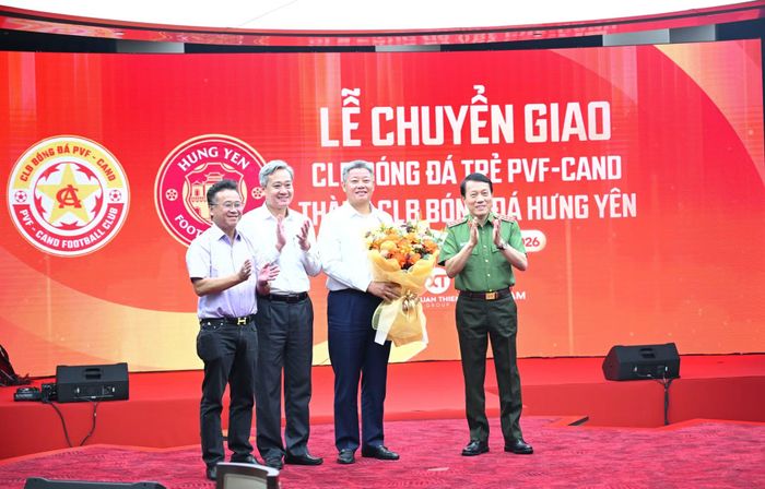 Bộ trưởng Lương Tam Quang tặng hoa đại diện CLB Hưng Yên.