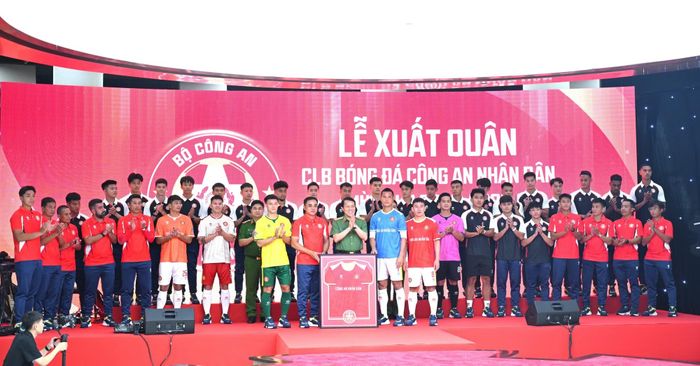 Đại diện CLB Bóng đá CAND tặng Bộ trưởng Lương Tam Quang áo thi đấu chính thức mùa giải 2026/27