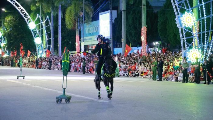 Kỹ thuật điều khiển ngựa chạy đại, kết hợp sử dụng vũ khí, công cụ hỗ trợ.