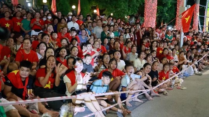 Người dân Xứ Lạng đông nghẹt hai bên đường để chiêm ngưỡng màn biểu diễn Đoàn Quân nhạc, Đoàn Kỵ binh CAND tại Không gian văn hóa đường Hùng Vương, tỉnh Lạng Sơn.