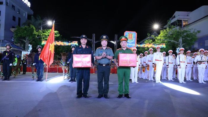 Đại tá Vũ Thanh Tùng, Giám đốc Công an tỉnh Lạng Sơn tặng quà Đoàn Quân nhạc CAND và Đoàn Kỵ binh CAND.