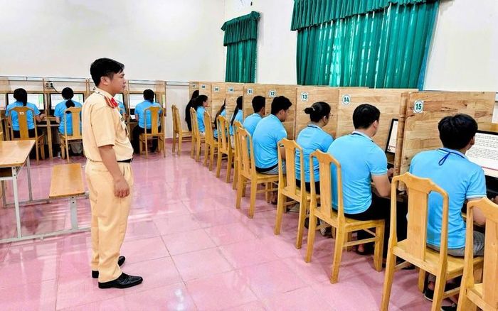 Lực lượng Cảnh sát giao thông xuyên lễ tổ chức các kỳ sát hạch giấy phép lái xe.