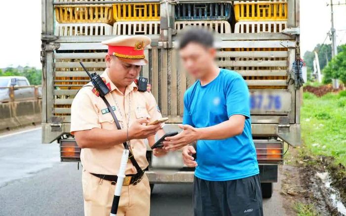 Trạm Cảnh sát giao thông Suối Tre kiểm tra các phương tiện kinh doanh vận tải trên tuyến Quốc lộ 1A.