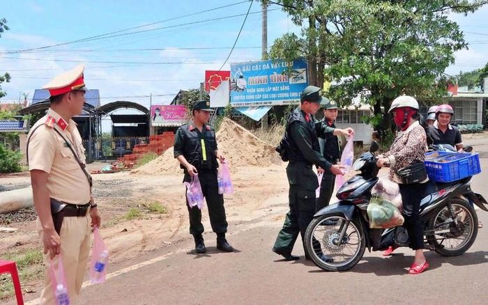 Đội Cảnh sát giao thông đường bộ số 4 "tiếp sức" người dân trên hành trình về quê nghỉ lễ.