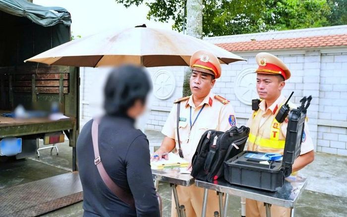 Tuyên truyền, nhắc nhở, xử lý nghiêm các trường hợp vi phạm trật tự an toàn giao thông.