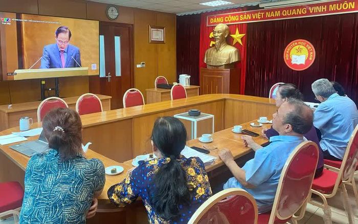 Cán bộ Trung ương Hội Khuyến học Việt Nam theo dõi hội nghị qua màn hình trực tuyến. Ảnh: Tuấn Anh