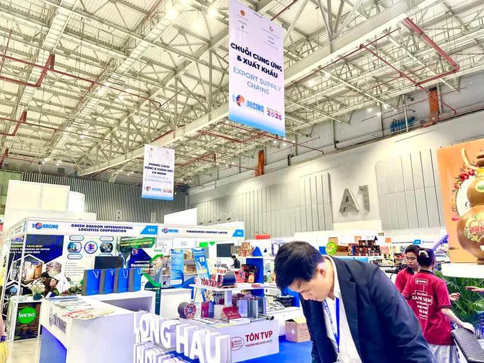 Hàng nghìn doanh nghiệp và nhà đầu tư tham gia sự kiện.