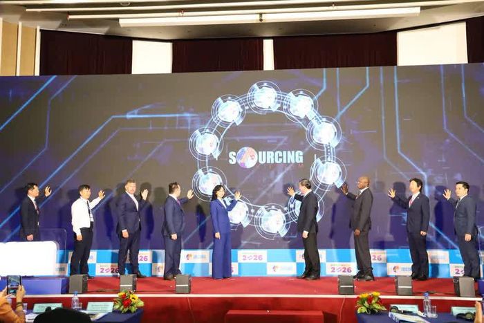 Các đại biểu thực hiện nghi thức khia mạc chuỗi sự kiện "Kết nối chuỗi cung ứng hàng hóa quốc tế 2026".