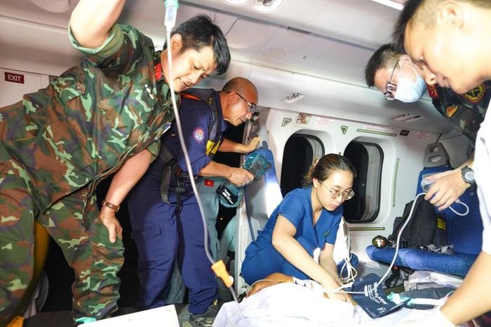 Người bệnh được theo dõi đặc biệt trên suốt chuyến bay từ đặc khu Trường Sa về đất liền.
