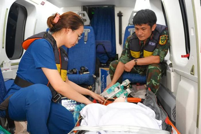 Bệnh nhân được duy trì chế độ chăm sóc đặc biệt trên không.