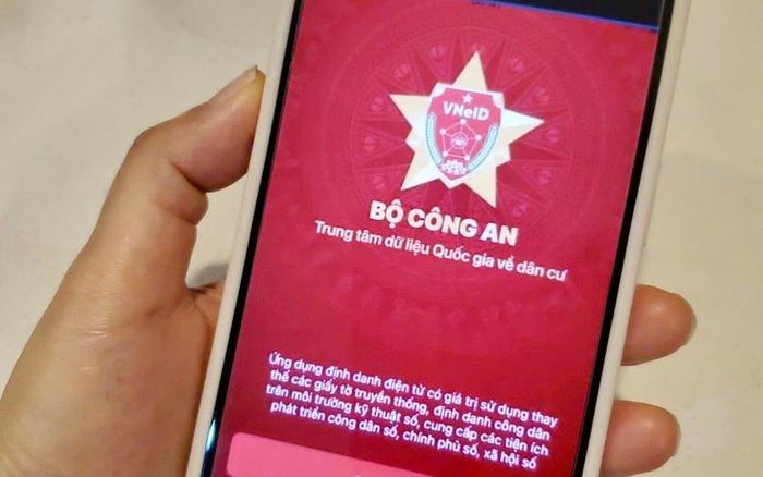 Từ ngày 28/9, người dân thuộc diện được hưởng các khoản hỗ trợ, lương hưu và chính sách an sinh xã hội có thể chủ động tạo lập tài khoản hưởng an sinh xã hội trên VNeID. Ảnh minh họa: PV