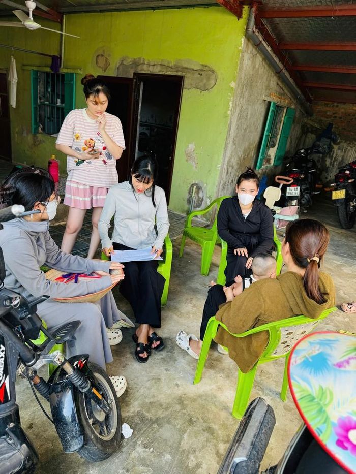 Việc vận động phụ huynh đưa con đi học luôn là nhiệm vụ quan trọng nhất của tập thể giáo viên, cán bộ nhân viên trường học ở đảo.