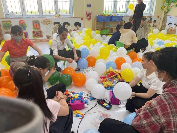 Các giáo viên chuẩn bị cho ngày hội khai giảng.