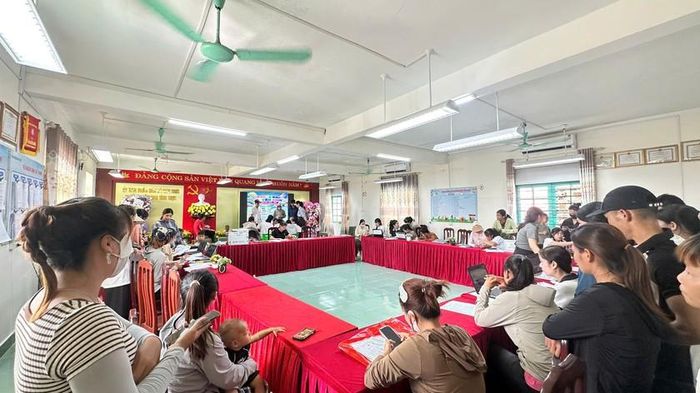 Phụ huynh đến trường đăng ký cho con năm học 2026-2027.