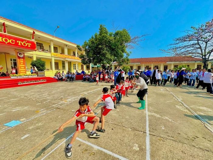 Học sinh trường Tiểu học và Trung học cơ sở Vĩnh Thực trong giờ rèn luyện thể chất.