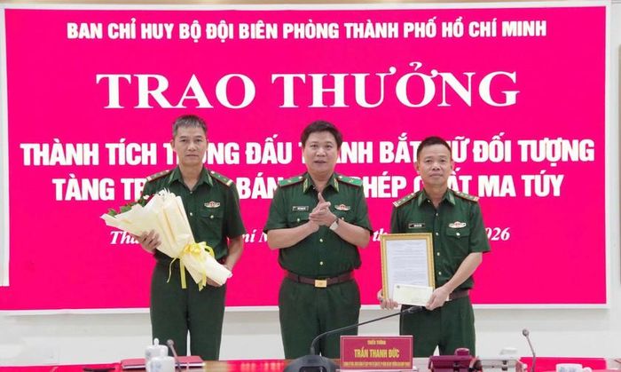 Thiếu tướng Trần Thanh Đức, Phó Tư lệnh Bộ Tư lệnh thành phố kiêm Chỉ huy trưởng Ban Chỉ huy Bộ đội Biên phòng thành phố Hồ Chí Minh trao thưởng cho Ban Chỉ huy Biên phòng Cửa khẩu cảng Bà Rịa – Vũng Tàu.