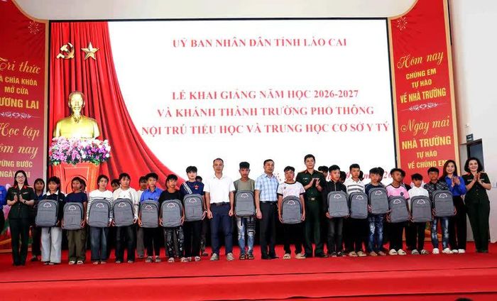 Binh đoàn 12 (Bộ Quốc phòng) trao tặng 980 cặp sách cho học sinh Trường phổ thông nội trú tiểu học và trung học cơ sở Y Tý. Ảnh: C.H