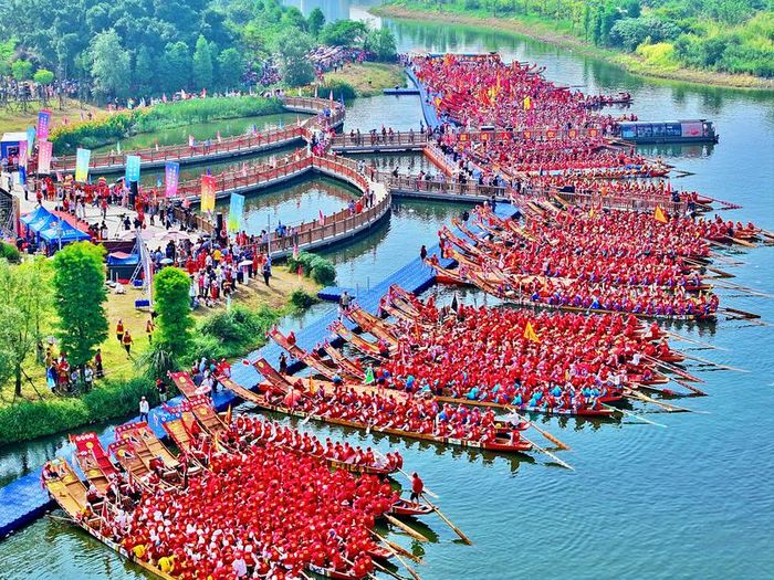 Lễ hội Thuyền Rồng thu hút khách du lịch và người dân Trung Quốc, được tổ chức ngày mùng 5/5 âm lịch, nhằm tưởng nhớ nhà thơ nổi tiếng Khuất Nguyên. Ảnh: China News Service/Getty