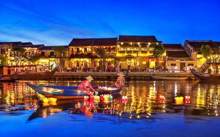 Lễ thả đèn hoa đăng trên sông Hoài, Hội An vào các đêm rằm, đặc biệt là Tết Trung Thu; mang ý nghĩa cầu nguyện bình an, may mắn, tưởng nhớ người đã khuất và tôn vinh những giá trị văn hóa, tâm linh tốt đẹp. Ảnh: danangfantasticity