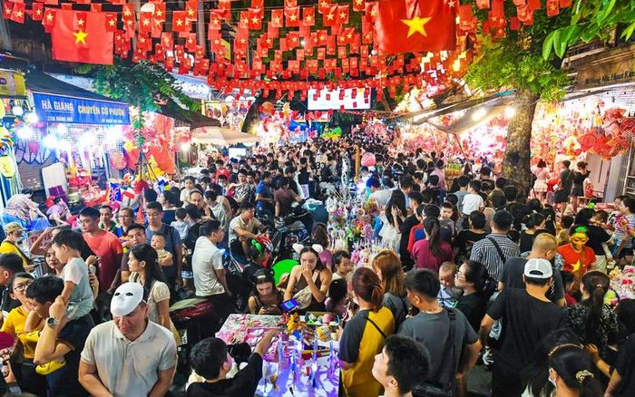 Người dân và khách du lịch đổ tới phố Hàng Mã ở Thủ đô Hà Nội, Việt Nam trước thềm Tết Trung thu năm 2025. Ảnh: Thach Thao/VNN