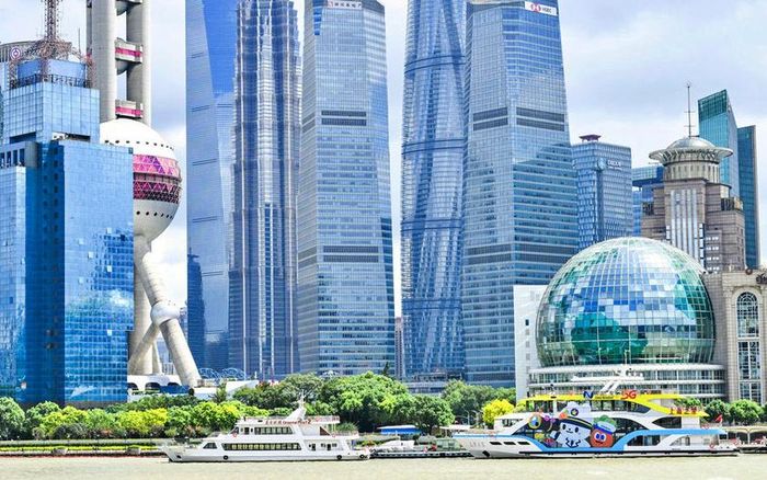 Sáng kiến tạo điểm nhấn nổi bật ở Thượng Hải, Trung Quốc là trải nghiệm văn hóa theo chủ đề Tết Trung thu dọc theo sông Hoàng Phố, bao gồm: Bến tàu du lịch Minh châu Phương Đông được hoán cải; một tác phẩm nghệ thuật công cộng cao 7 mét; một chuyến du thuyền theo chủ đề và một không gian nổi tạm thời trên sông. Ảnh theo China Daily