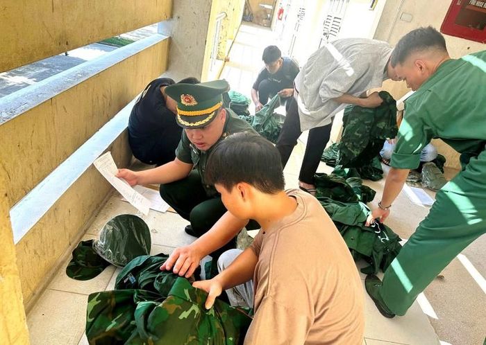 Đại úy Tẩn A Bình - Đội trưởng Đội Vận động quần chúng Đồn Biên phòng Bản Lầu trực tiếp đưa Phong xuống Học viện Biên phòng nhập học. Ảnh: Phàn Tuyết